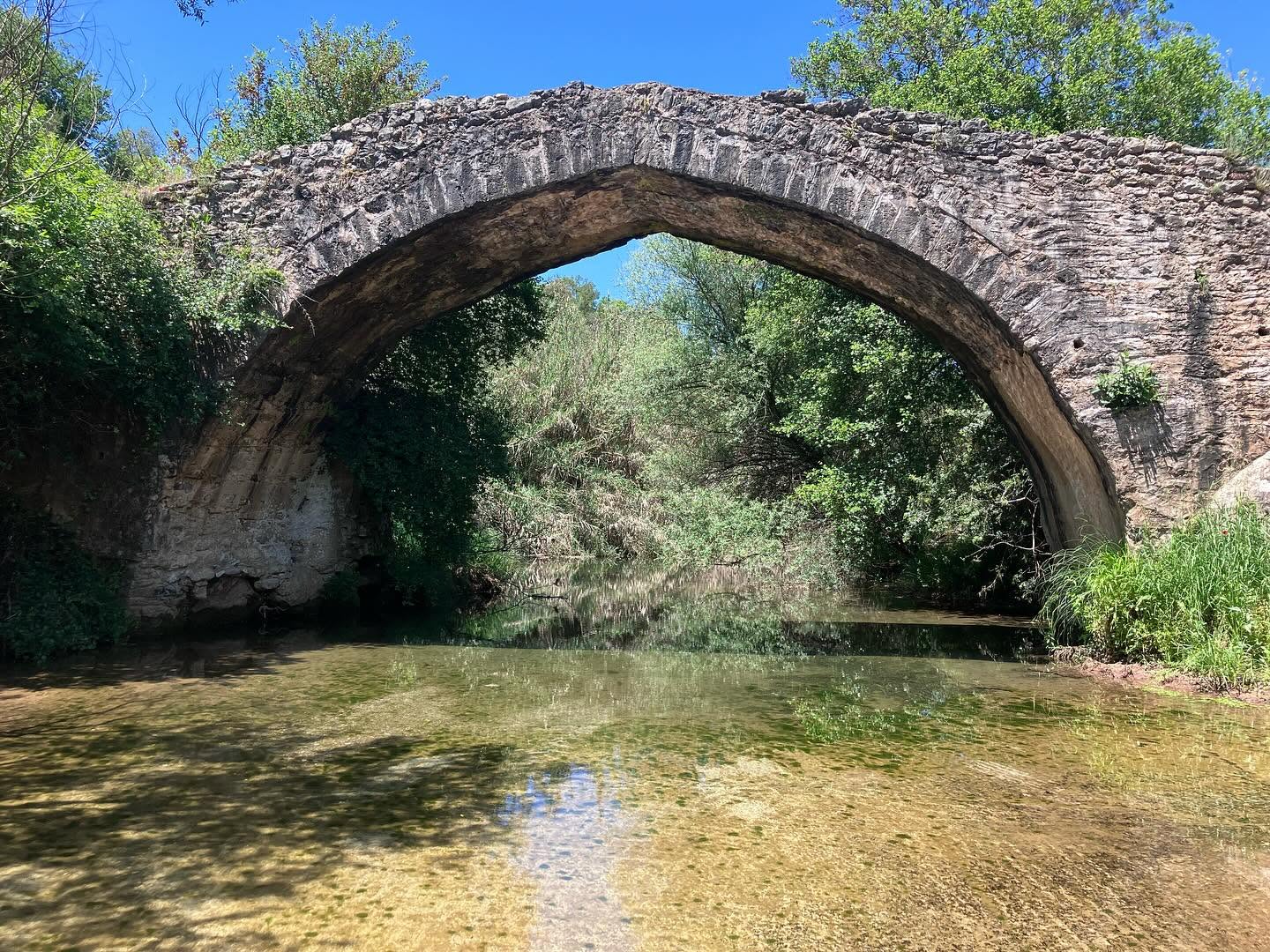 Το πέτρινο τόξο στο ιστορικό Γεφύρι της Μαυροζούμενας ή Ντεμπρίζ
