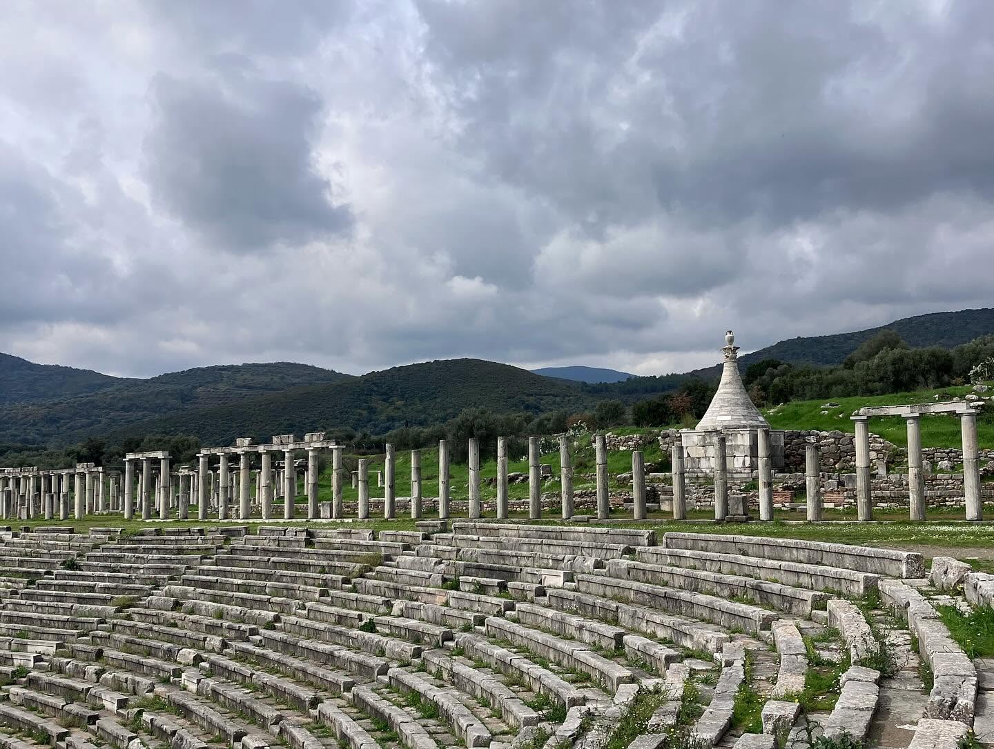 Το πέταλο του αρχαίου Σταδίου και το πυραμιδοειδές Ηρώο των Σαιθιδών